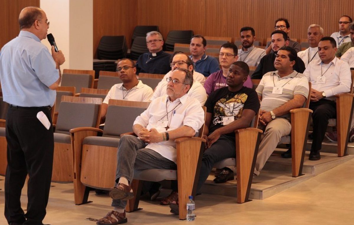 Seminaristas de várias partes do Brasil conhecem rotina da sede provisória da CNBB
